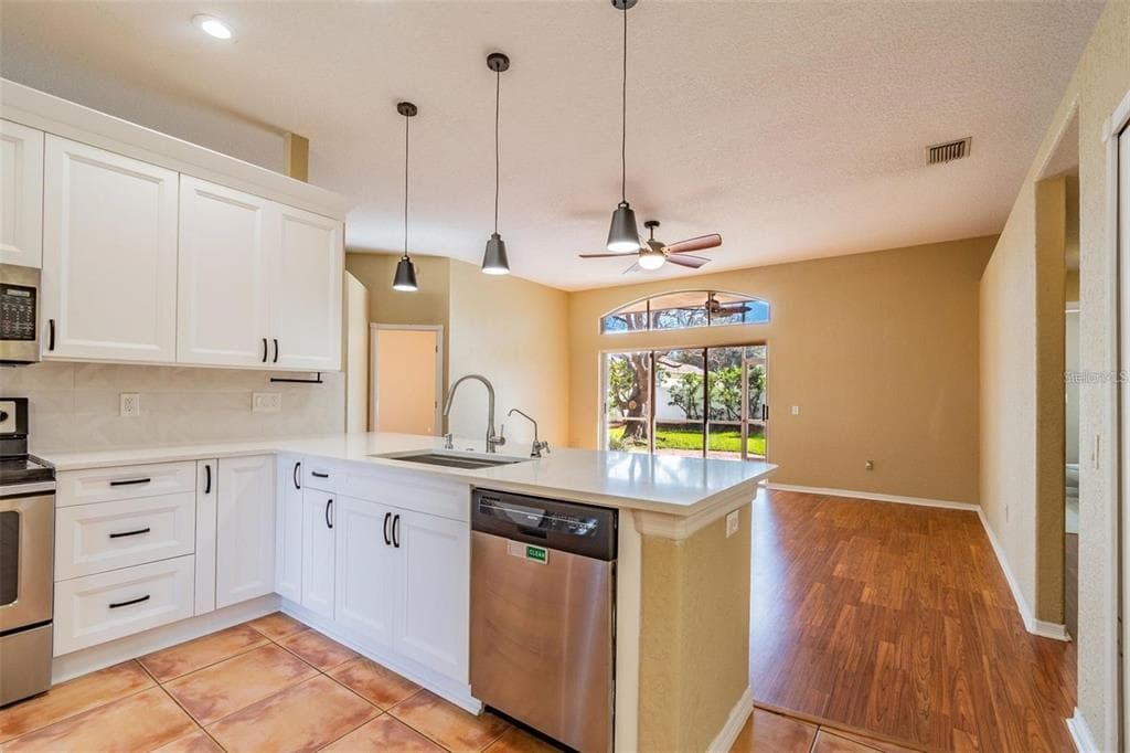 1936 TANGLEDVINE, WESLEY CHAPEL, FL, 33543 photo 4